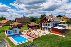 uma vista aérea de uma casa com piscina em Kuća za odmor Hren em Mursko Središće