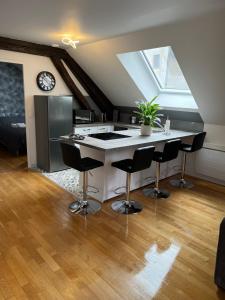 uma cozinha com uma ilha branca num quarto com uma janela em Coeur de bouchon em Troyes