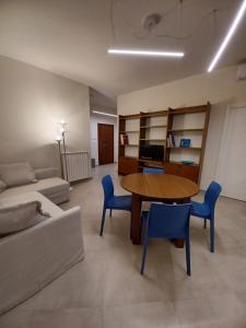 a living room with a table and a couch at Casa Lerici Holidays in Lerici