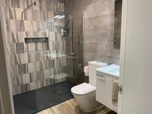 A bathroom at Villa Inda