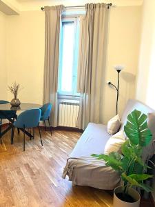 een slaapkamer met een bed en een tafel met een plant bij Barco Guest House in Florence