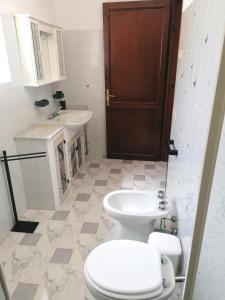 a bathroom with a toilet and a sink at Casa Jack in Chia