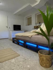1 dormitorio con 1 cama con luces de LED azules en Apartment im BOHO Stil nähe Salzburg, en Freilassing