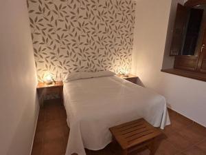 A bed or beds in a room at Hostal Villa el Colmenar