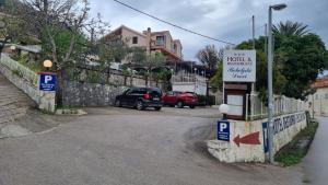 un estacionamiento con una señal de estacionamiento en una calle en Hotel Bokeljski Dvori en Kotor