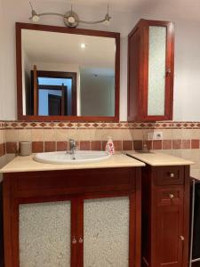 een badkamer met een wastafel en een spiegel bij Carmen12 in Xàtiva
