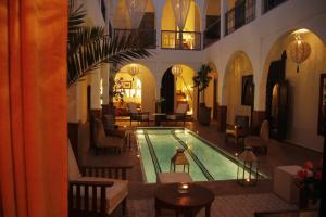 Bazén v ubytování Riad Utopia Suites And Spa nebo v jeho okolí