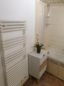 biała łazienka z umywalką i toaletą w obiekcie Gite troglodyte Les Iris w mieście Villiers-sur-Loir