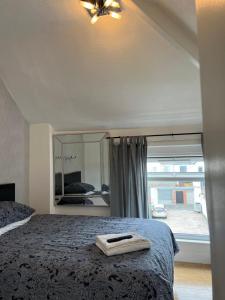 sypialnia z łóżkiem i dużym lustrem w obiekcie parklane guest house w Cardiff