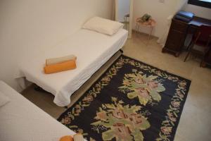 1 dormitorio con 1 cama con alfombra en el suelo en מול חרמון, en Kiryat Shemona