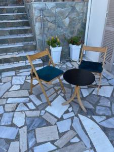2 stoelen en een tafel op een stenen patio bij Villa Rena in Istron
