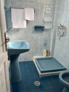 een badkamer met een blauw bad en een toilet bij Villa Rena in Istron