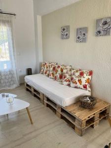 een slaapkamer met een bed met kussens en een tafel bij Villa Rena in Istron