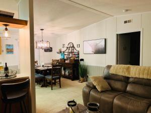 ein Wohnzimmer mit einem Sofa und einem Esszimmer in der Unterkunft Amazing Views near Grand Canyon Skywalk in Meadview