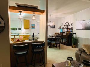 eine Küche und ein Wohnzimmer mit einer Theke und Stühlen in der Unterkunft Amazing Views near Grand Canyon Skywalk in Meadview