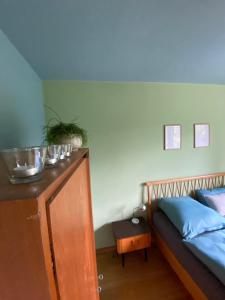 a bedroom with a bed and a dresser with bowls on it at Fewo am Theater mit Terrasse und Stellplatz in Stralsund