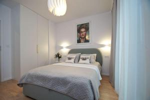 Apartament, Ceglana 76, Katowice في كاتوفيسي: غرفة نوم بسرير كبير مع وسادتين
