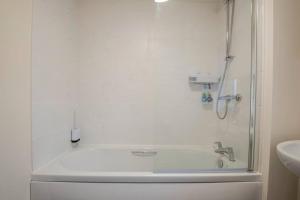 Koupelna v ubytování Hemsworth Homestay with Double Bedroom and Private Bathroom + 14 fotografií