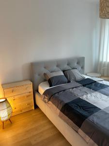 sypialnia z dużym łóżkiem i stolikiem nocnym w obiekcie Apartament Stary Tartak 11 przy ulicy 3Maja 15A w Ostródzie