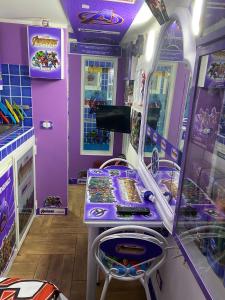 a gaming machine in a room with purple walls at Affitto Breve Short Rent Few hours in Catania