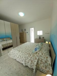 巴勒摩的住宿－Zisas，一间卧室配有一张大床和镜子