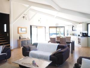 uma sala de estar com um sofá e uma mesa em RÊVE DE MER em Cavalaire-sur-Mer