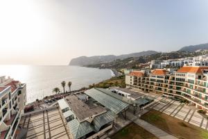 - une vue aérienne sur la ville et l'océan dans l'établissement Penthouse Formosa Sunset and Beach, à Funchal