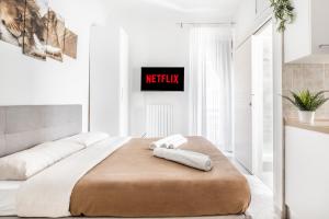 Una cama con dos toallas en una habitación en [Pretty House Navigli-Duomo] Netflix & Design, en Milán