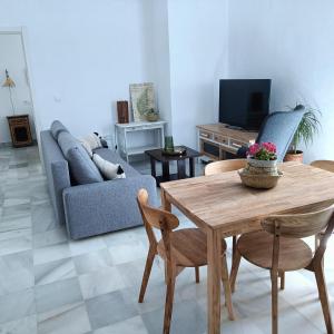un salon avec une table et un canapé dans l'établissement Jerez Palace House, à Jerez de la Frontera 41 autres photos