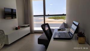 un ordenador portátil sentado en una mesa en una habitación en Flat Barra Home Stay, 307. Conforto e natureza., en Recife