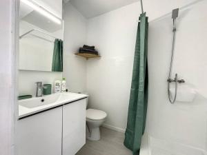 ein Bad mit einem Waschbecken, einem WC und einer Dusche in der Unterkunft A 6 mns de la station de ski Crozet, proche Genève in Chevry