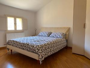 1 dormitorio con 1 cama en una habitación en appartamento provenzali, en Cento