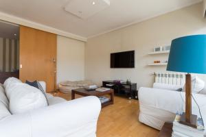 リスボンにあるFLH Alcântara Family Apartmentのリビングルーム(白いソファ2台、テレビ付)