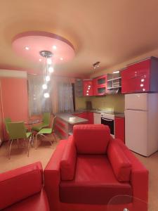 Il comprend un salon avec un canapé rouge et une cuisine. dans l'établissement Gogo Apartments, à Ohrid