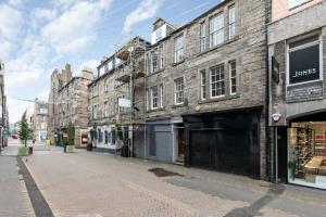 an empty street in a city with buildings at Stylish 1 Bedroom apartment in Edinburgh