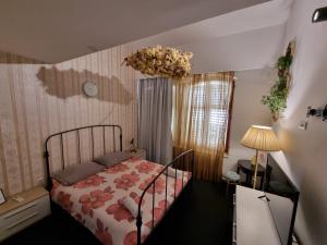 niewielka sypialnia z łóżkiem i lampką w obiekcie Hostel Pipištrelo w Puli