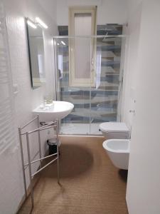 uma casa de banho com um lavatório, um WC e um chuveiro em Matera Like Home - rooms - Via del Corso em Matera