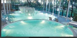 a large hot tub in a swimming pool at Tu refugio in Montbrió del Camp