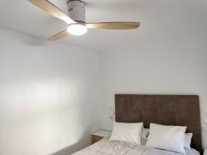 Schlafzimmer mit einem Deckenventilator und einem Bett in der Unterkunft Apartamento de Julia in Córdoba