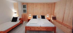 2 camas en una habitación pequeña con 2 lámparas en Blue Lagoon en Nehren