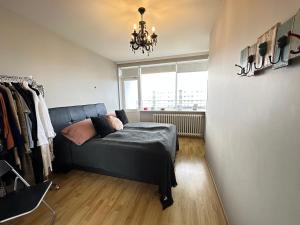 เตียงในห้องที่ Cosy apartment centrally located in Reykjavik
