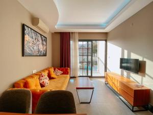 TV a/nebo společenská místnost v ubytování Ölüdeniz 1+1 Modern SummerHouse Wıth Swımmıng Pool