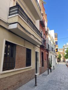 un bâtiment situé dans une rue à côté d'un bâtiment avec un trottoir dans l'établissement 180 home Luxury Redes, à Séville