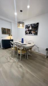 - une salle à manger avec une table et des chaises dans l'établissement 180 home Luxury Redes, à Séville