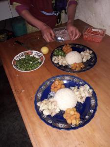 tre piatti di cibo su un tavolo di legno di Auberge Ouabas a Agoudim