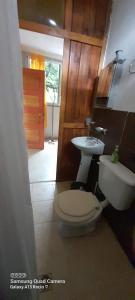 uma casa de banho com um WC e um lavatório em Finca ELSA em San Agustín de Valle Fértil