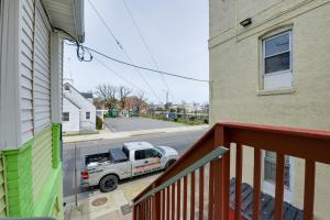 une voiture garée dans une rue à côté d'une maison dans l'établissement Pet-Friendly Vacation Rental in Atlantic City!, à Atlantic City