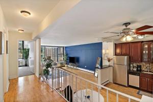 uma cozinha e sala de estar com uma parede azul em Charming 1BR Unit Great Location - Chestnut 19H em Chicago