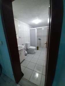 uma casa de banho com um WC e um lavatório em KESKINEL apart daire em Amasra