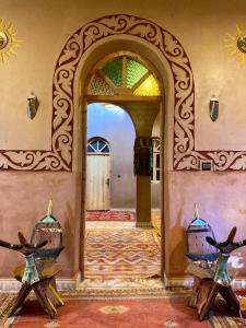 wejście do pokoju z łukiem i drzwiami w obiekcie Riad Imuhar w mieście Mhamid (Amhamid al-Ghizlan)